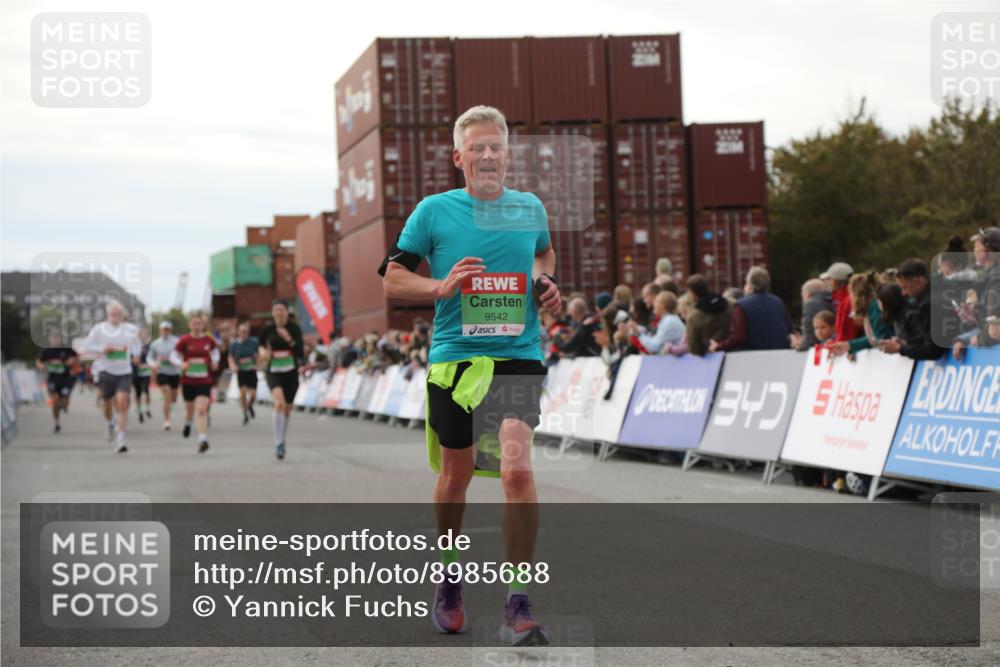 03.10.2025 - Köhlbrandbrückenlauf Yannick Fuchs http://msf.ph/oto/8985688 03.10.2025 16:10:24 Ziel 7112, 7126, 7217, 7304, 7384, 7385, 7648, 8097, 9542 meine-sportfotos.de
