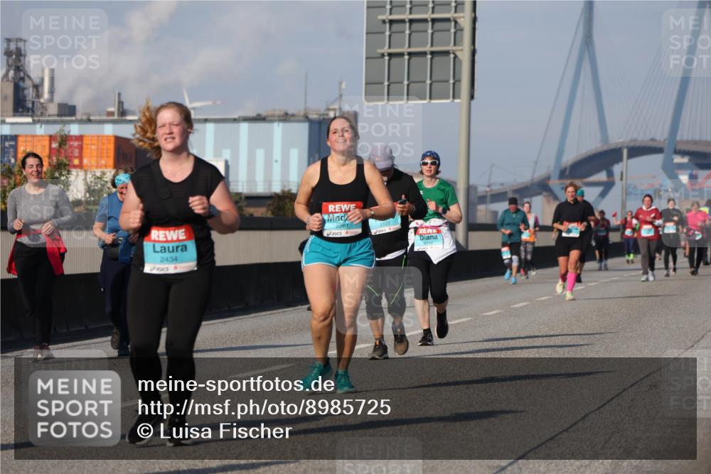 03.10.2025 - Köhlbrandbrückenlauf Luisa Fischer http://msf.ph/oto/8985725 03.10.2025 11:17:37 Position 3 2434, 2261, 2527 meine-sportfotos.de
