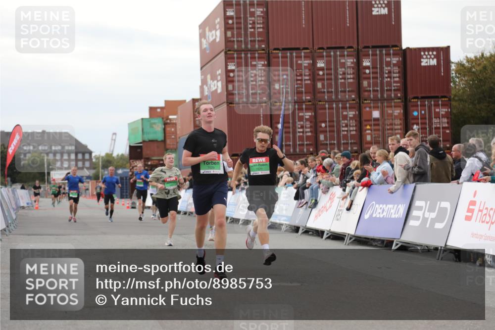 03.10.2025 - Köhlbrandbrückenlauf Yannick Fuchs http://msf.ph/oto/8985753 03.10.2025 15:58:02 Ziel 7029, 7087, 7352, 7577, 7614 meine-sportfotos.de