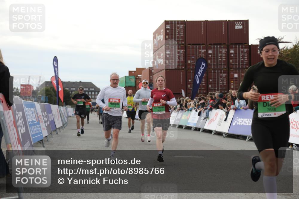 03.10.2025 - Köhlbrandbrückenlauf Yannick Fuchs http://msf.ph/oto/8985766 03.10.2025 16:10:28 Ziel 7112, 7126, 7384, 7385, 7543, 7648, 7844, 8097, 8153, 8798, 9542, 9652 meine-sportfotos.de