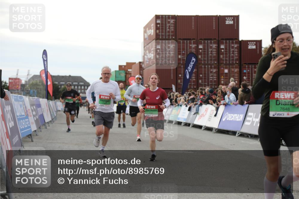 03.10.2025 - Köhlbrandbrückenlauf Yannick Fuchs http://msf.ph/oto/8985769 03.10.2025 16:10:29 Ziel 7112, 7126, 7384, 7385, 7543, 7562, 7648, 7844, 8153, 8798, 9652 meine-sportfotos.de