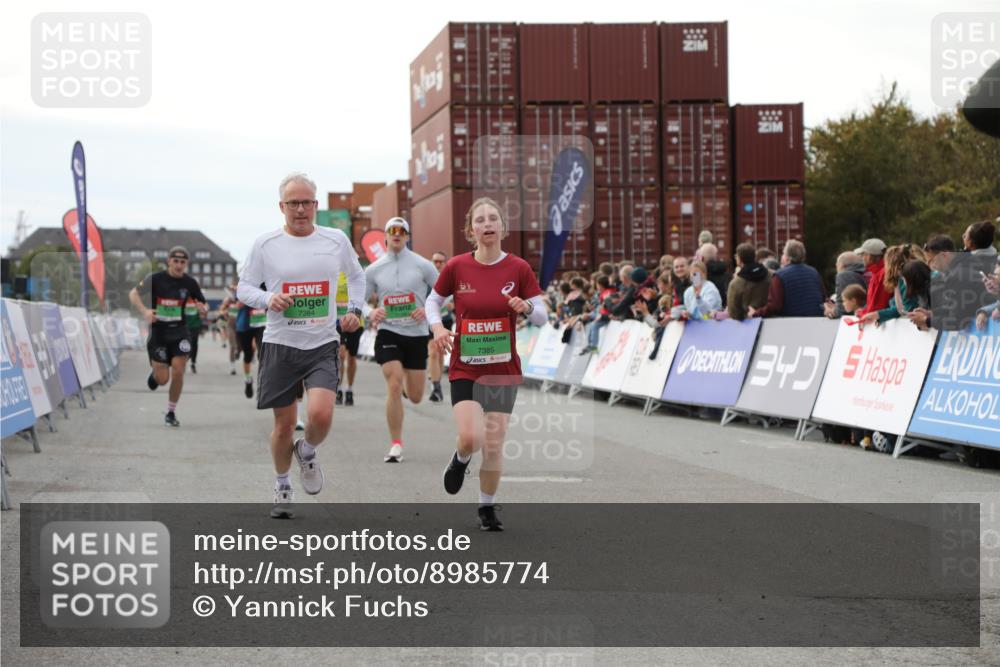 03.10.2025 - Köhlbrandbrückenlauf Yannick Fuchs http://msf.ph/oto/8985774 03.10.2025 16:10:29 Ziel 7112, 7126, 7384, 7385, 7543, 7562, 7648, 7844, 8153, 8798, 9652 meine-sportfotos.de
