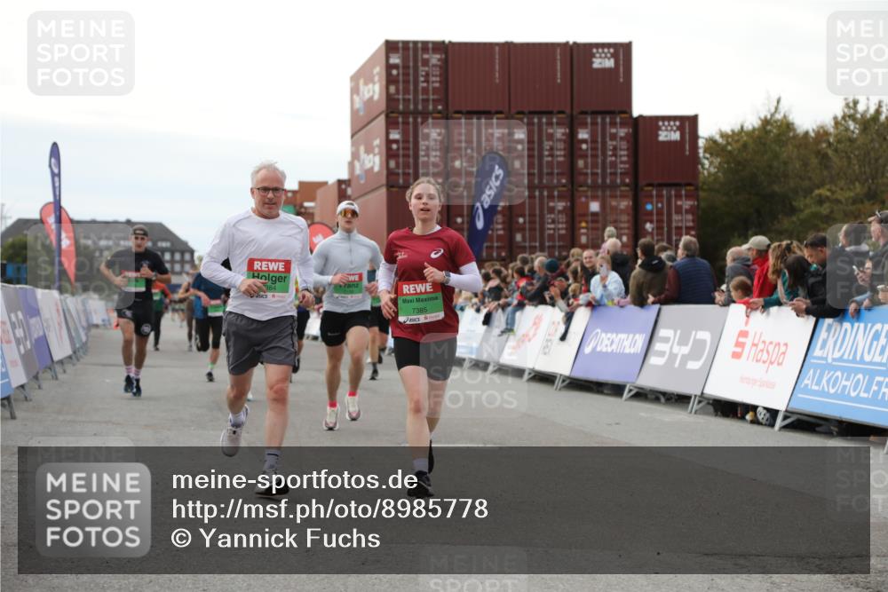 03.10.2025 - Köhlbrandbrückenlauf Yannick Fuchs http://msf.ph/oto/8985778 03.10.2025 16:10:29 Ziel 7112, 7126, 7384, 7385, 7543, 7562, 7648, 7844, 8153, 8798, 9652 meine-sportfotos.de