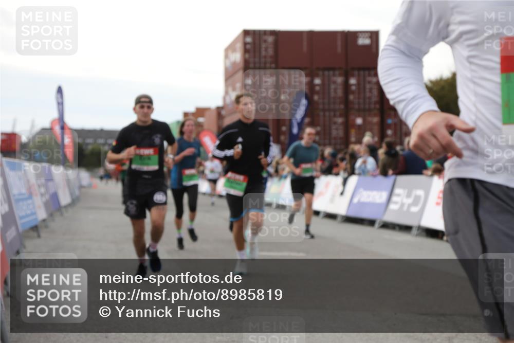 03.10.2025 - Köhlbrandbrückenlauf Yannick Fuchs http://msf.ph/oto/8985819 03.10.2025 16:10:32 Ziel 7112, 7126, 7384, 7385, 7534, 7543, 7552, 7562, 7648, 7844, 8153, 8798, 8950, 9652 meine-sportfotos.de