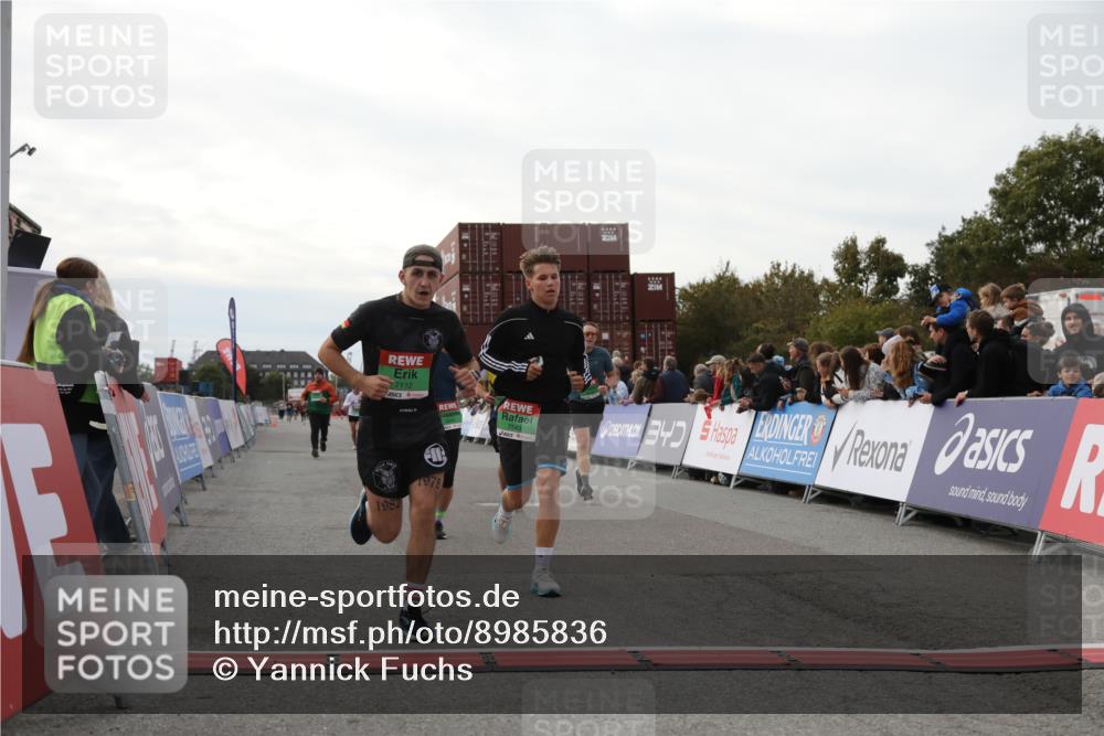 03.10.2025 - Köhlbrandbrückenlauf Yannick Fuchs http://msf.ph/oto/8985836 03.10.2025 16:10:33 Ziel 7112, 7126, 7384, 7385, 7534, 7543, 7549, 7552, 7562, 7844, 8153, 8798, 8950, 9652 meine-sportfotos.de