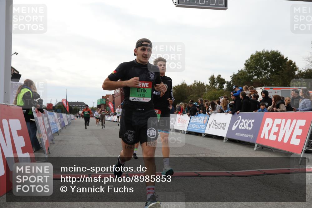 03.10.2025 - Köhlbrandbrückenlauf Yannick Fuchs http://msf.ph/oto/8985853 03.10.2025 16:10:33 Ziel 7112, 7126, 7384, 7385, 7534, 7543, 7549, 7552, 7562, 7844, 8153, 8798, 8950, 9652 meine-sportfotos.de