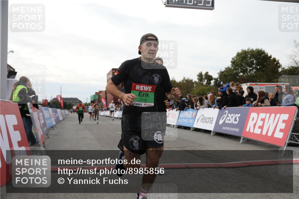 03.10.2025 - Köhlbrandbrückenlauf Yannick Fuchs http://msf.ph/oto/8985856 03.10.2025 16:10:33 Ziel 7112, 7126, 7384, 7385, 7534, 7543, 7549, 7552, 7562, 7844, 8153, 8798, 8950, 9652 meine-sportfotos.de
