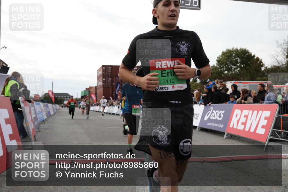 03.10.2025 - Köhlbrandbrückenlauf Yannick Fuchs http://msf.ph/oto/8985860 03.10.2025 16:10:34 Ziel 7112, 7126, 7384, 7385, 7534, 7543, 7549, 7552, 7562, 7844, 8153, 8798, 8950, 9652 meine-sportfotos.de