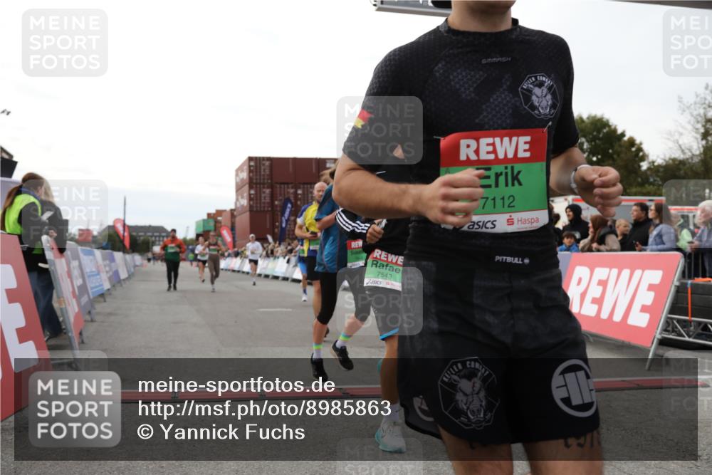 03.10.2025 - Köhlbrandbrückenlauf Yannick Fuchs http://msf.ph/oto/8985863 03.10.2025 16:10:34 Ziel 7112, 7126, 7384, 7385, 7534, 7543, 7549, 7552, 7562, 7844, 8153, 8798, 8950, 9652 meine-sportfotos.de