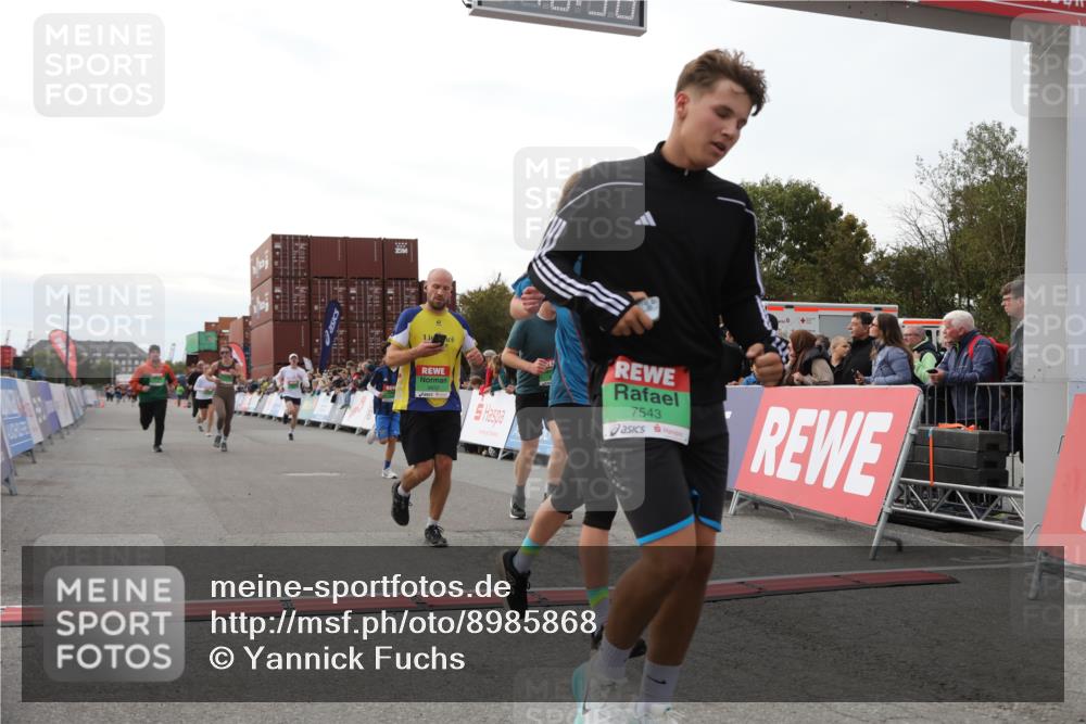 03.10.2025 - Köhlbrandbrückenlauf Yannick Fuchs http://msf.ph/oto/8985868 03.10.2025 16:10:34 Ziel 7112, 7126, 7384, 7385, 7534, 7543, 7549, 7552, 7562, 7844, 8153, 8798, 8950, 9652 meine-sportfotos.de