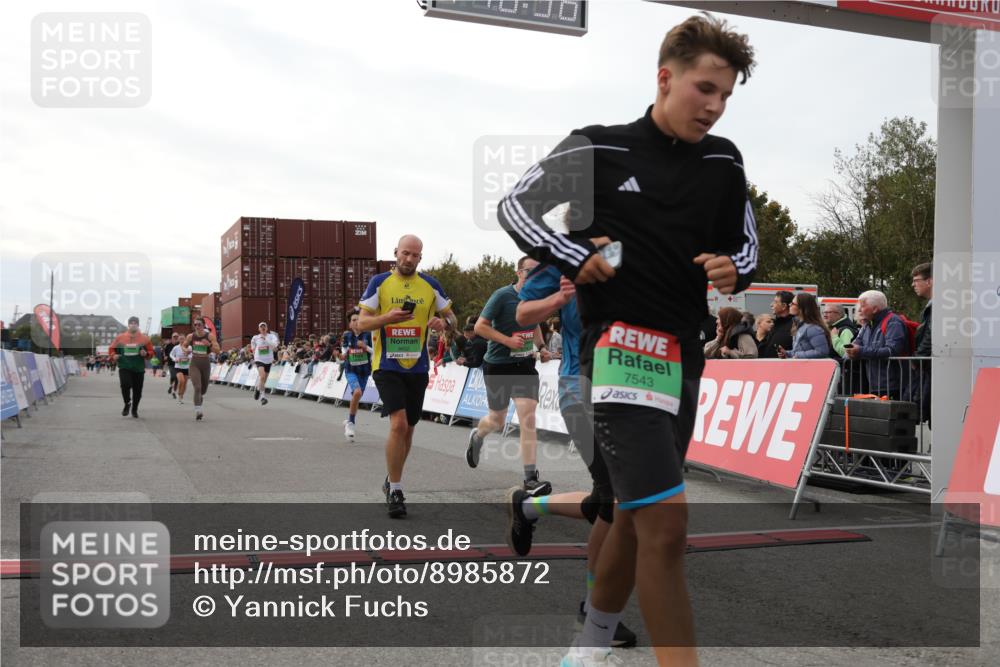03.10.2025 - Köhlbrandbrückenlauf Yannick Fuchs http://msf.ph/oto/8985872 03.10.2025 16:10:35 Ziel 7112, 7126, 7534, 7543, 7549, 7552, 7562, 7844, 8153, 8798, 8950, 9652 meine-sportfotos.de