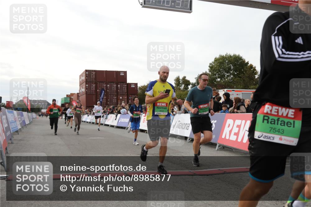 03.10.2025 - Köhlbrandbrückenlauf Yannick Fuchs http://msf.ph/oto/8985877 03.10.2025 16:10:35 Ziel 7112, 7126, 7534, 7543, 7549, 7552, 7562, 7844, 8153, 8798, 8950, 9652 meine-sportfotos.de