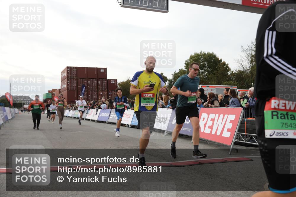 03.10.2025 - Köhlbrandbrückenlauf Yannick Fuchs http://msf.ph/oto/8985881 03.10.2025 16:10:35 Ziel 7112, 7126, 7534, 7543, 7549, 7552, 7562, 7844, 8153, 8798, 8950, 9652 meine-sportfotos.de