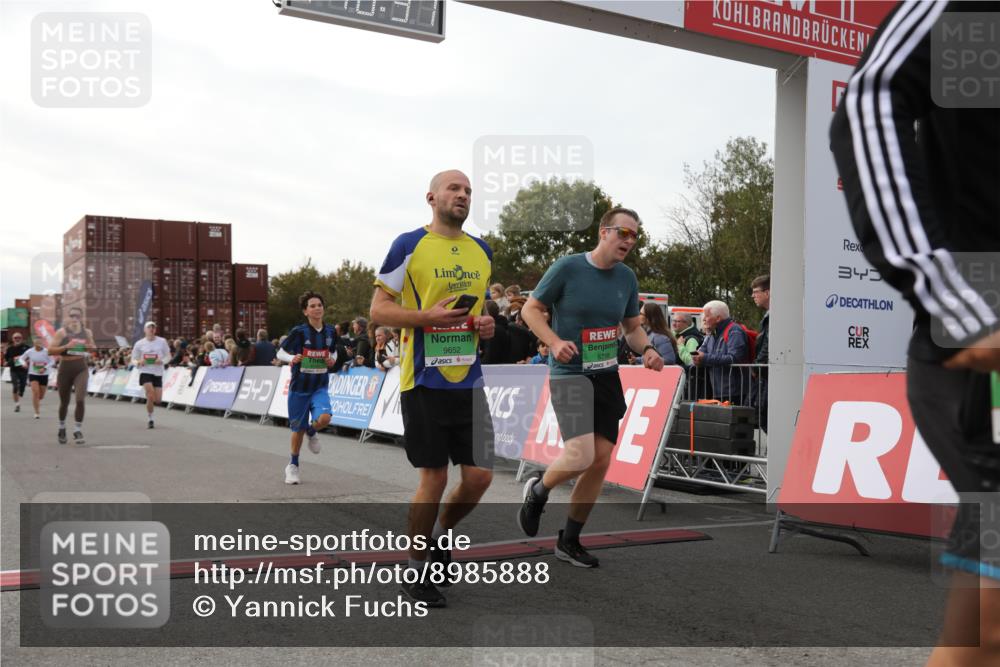 03.10.2025 - Köhlbrandbrückenlauf Yannick Fuchs http://msf.ph/oto/8985888 03.10.2025 16:10:35 Ziel 7112, 7126, 7534, 7543, 7549, 7552, 7562, 7844, 8153, 8798, 8950, 9652 meine-sportfotos.de