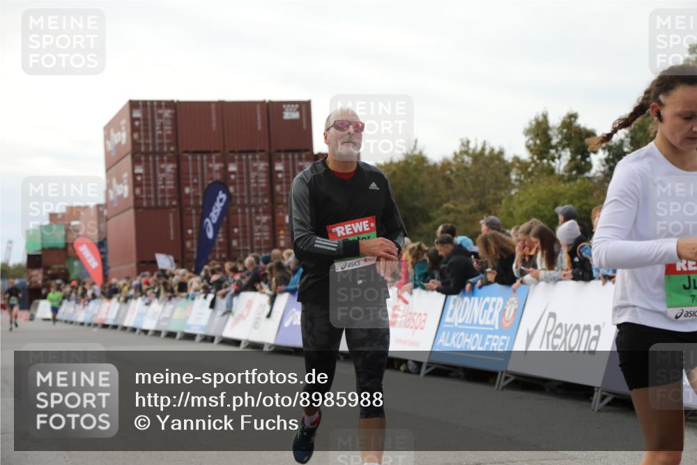 03.10.2025 - Köhlbrandbrückenlauf Yannick Fuchs http://msf.ph/oto/8985988 03.10.2025 16:10:41 Ziel 7534, 7549, 7552, 7562, 8950 meine-sportfotos.de