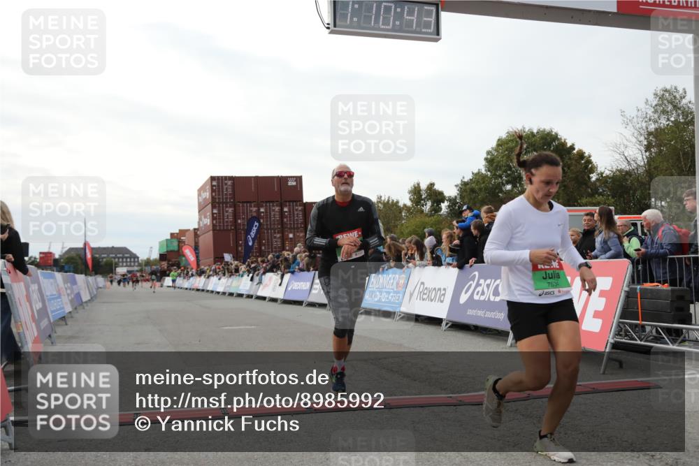 03.10.2025 - Köhlbrandbrückenlauf Yannick Fuchs http://msf.ph/oto/8985992 03.10.2025 16:10:41 Ziel 7534, 7549, 7552, 7562, 8950 meine-sportfotos.de