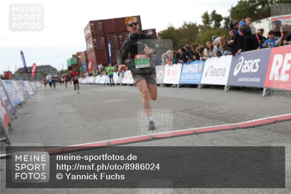 03.10.2025 - Köhlbrandbrückenlauf Yannick Fuchs http://msf.ph/oto/8986024 03.10.2025 16:10:52 Ziel 7226, 7834, 8775, 8776, 9169 meine-sportfotos.de