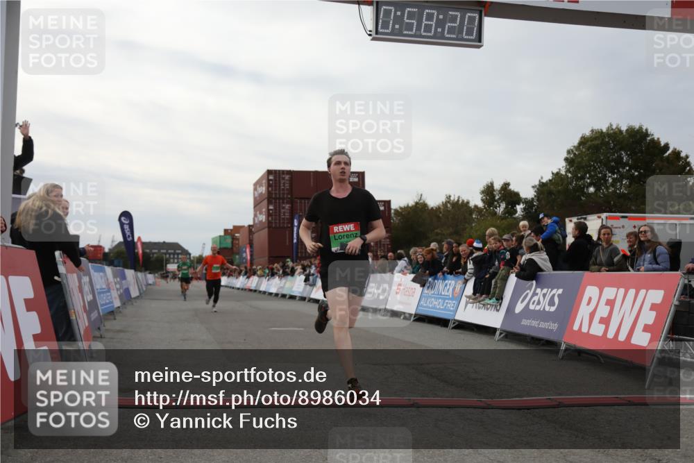 03.10.2025 - Köhlbrandbrückenlauf Yannick Fuchs http://msf.ph/oto/8986034 03.10.2025 15:58:19 Ziel 7095, 7096, 7104, 9340, 9659 meine-sportfotos.de