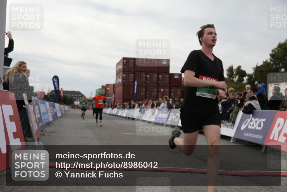 03.10.2025 - Köhlbrandbrückenlauf Yannick Fuchs http://msf.ph/oto/8986042 03.10.2025 15:58:19 Ziel 7095, 7096, 7104, 9340, 9659 meine-sportfotos.de