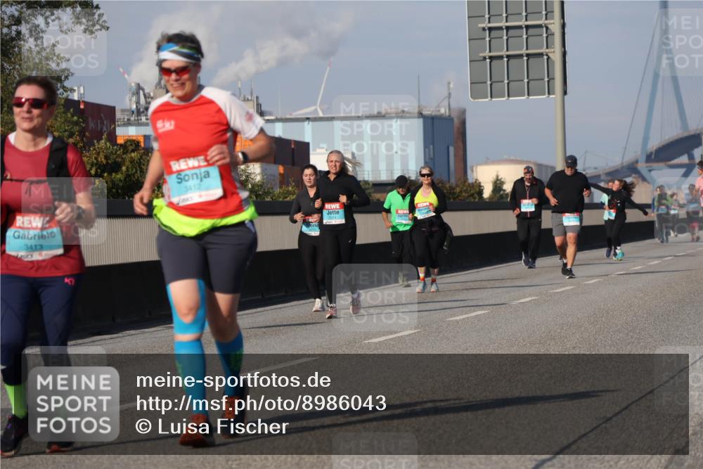 03.10.2025 - Köhlbrandbrückenlauf Luisa Fischer http://msf.ph/oto/8986043 03.10.2025 11:18:35 Position 3 3413, 3412, 3373 meine-sportfotos.de