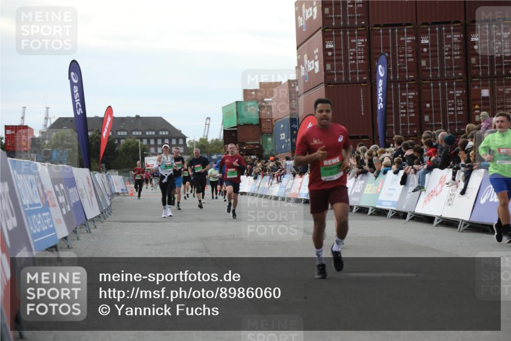 03.10.2025 - Köhlbrandbrückenlauf Yannick Fuchs http://msf.ph/oto/8986060 03.10.2025 16:10:55 Ziel 7226, 7834, 8775, 8776, 9169, 9201, 9474 meine-sportfotos.de