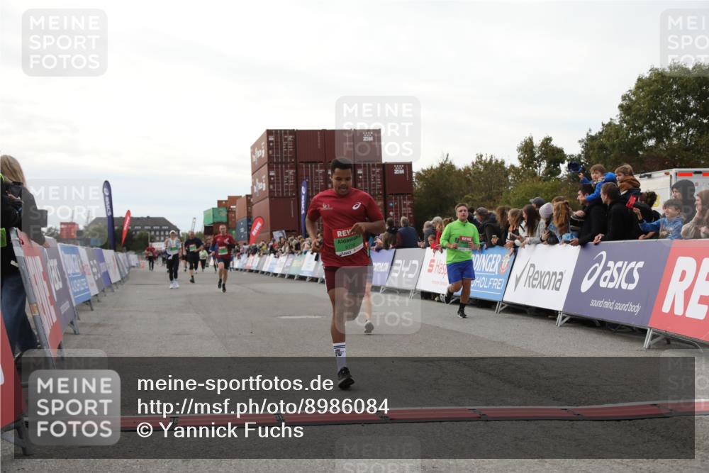 03.10.2025 - Köhlbrandbrückenlauf Yannick Fuchs http://msf.ph/oto/8986084 03.10.2025 16:10:57 Ziel 7226, 7834, 8775, 8776, 9201, 9474 meine-sportfotos.de