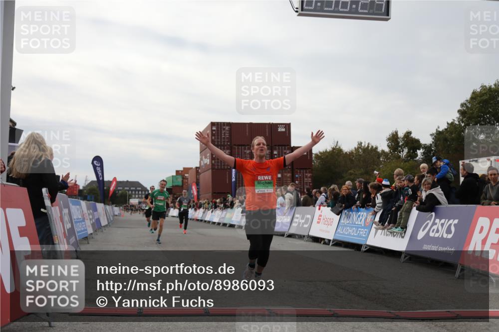 03.10.2025 - Köhlbrandbrückenlauf Yannick Fuchs http://msf.ph/oto/8986093 03.10.2025 15:58:22 Ziel 7095, 7096, 7104, 9340, 9659 meine-sportfotos.de