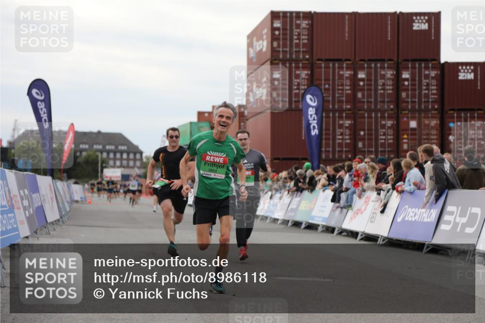 03.10.2025 - Köhlbrandbrückenlauf Yannick Fuchs http://msf.ph/oto/8986118 03.10.2025 15:58:23 Ziel 7095, 7104, 7121, 9340, 9659 meine-sportfotos.de