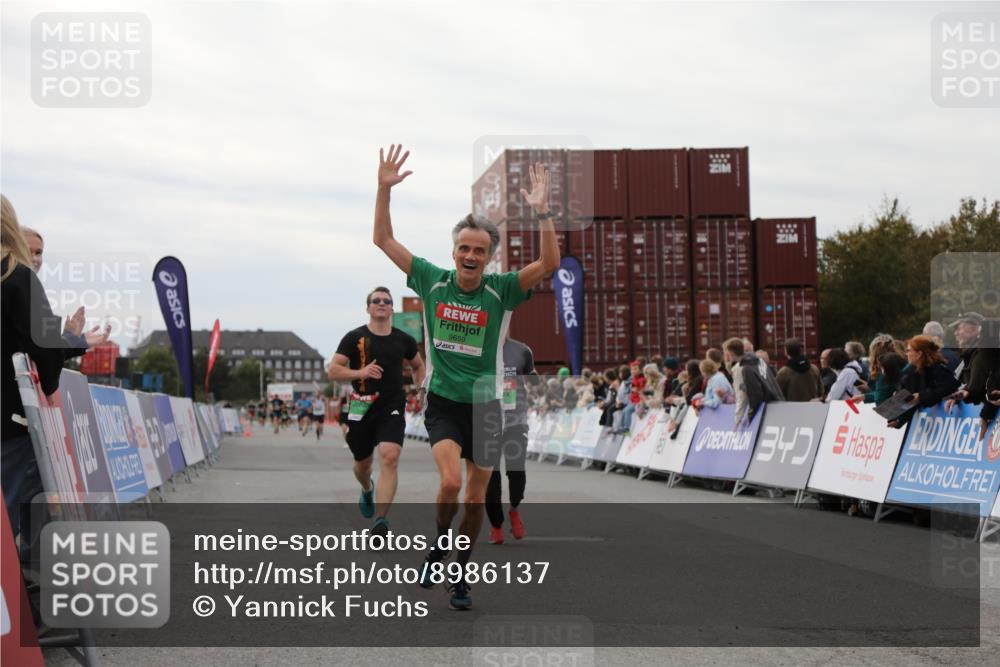 03.10.2025 - Köhlbrandbrückenlauf Yannick Fuchs http://msf.ph/oto/8986137 03.10.2025 15:58:24 Ziel 7095, 7104, 7121, 9340, 9659 meine-sportfotos.de