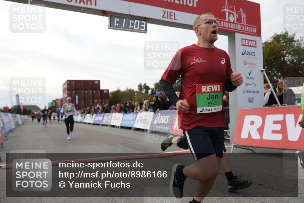 03.10.2025 - Köhlbrandbrückenlauf Yannick Fuchs http://msf.ph/oto/8986166 03.10.2025 16:11:01 Ziel 7226, 7363, 7834, 8059, 8220, 8490, 8592, 8775, 8776, 8923, 9201, 9474 meine-sportfotos.de