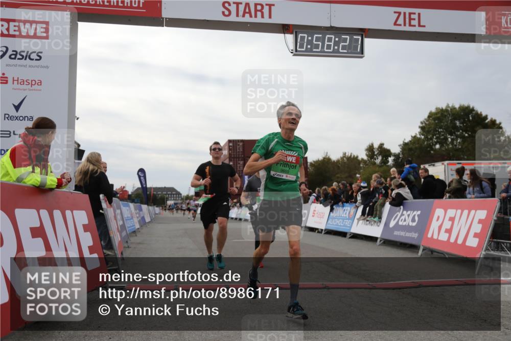 03.10.2025 - Köhlbrandbrückenlauf Yannick Fuchs http://msf.ph/oto/8986171 03.10.2025 15:58:26 Ziel 7095, 7104, 7121, 9340, 9659, 9715 meine-sportfotos.de