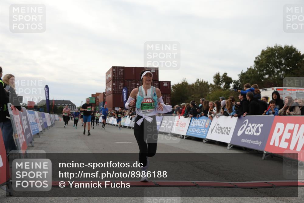 03.10.2025 - Köhlbrandbrückenlauf Yannick Fuchs http://msf.ph/oto/8986188 03.10.2025 16:11:03 Ziel 7226, 7363, 8059, 8220, 8490, 8592, 8775, 8923, 9201, 9218, 9474, 9710 meine-sportfotos.de