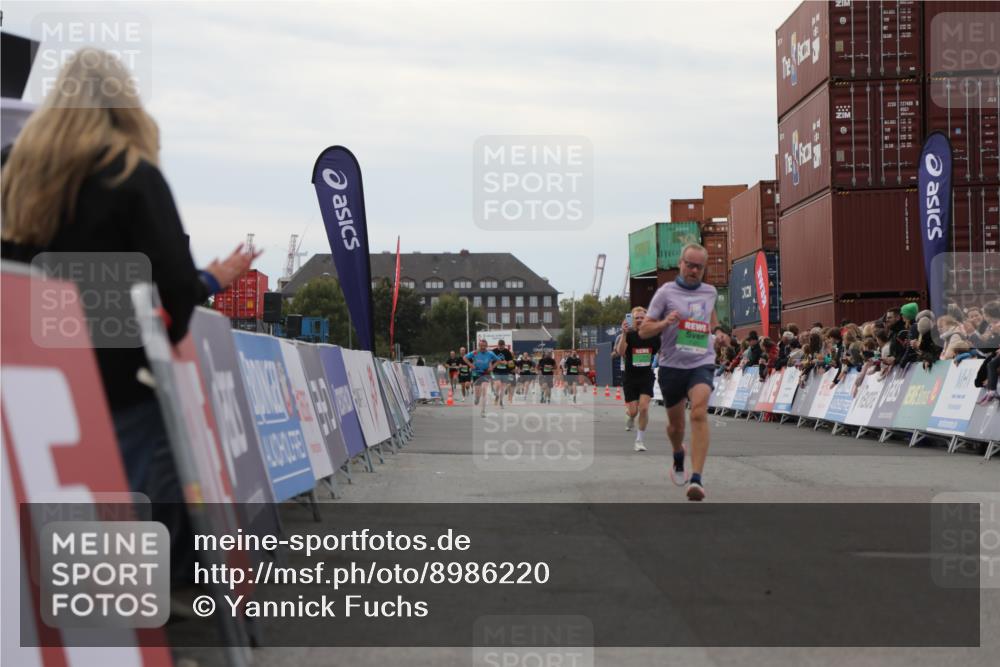 03.10.2025 - Köhlbrandbrückenlauf Yannick Fuchs http://msf.ph/oto/8986220 03.10.2025 15:58:29 Ziel 7095, 7121, 9057, 9340, 9659, 9715 meine-sportfotos.de