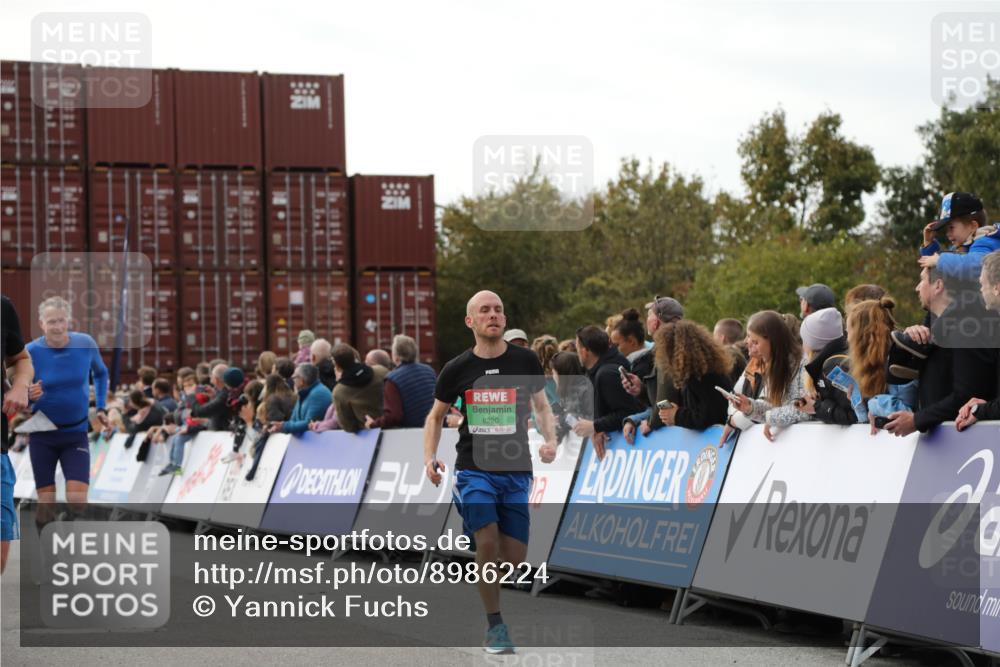 03.10.2025 - Köhlbrandbrückenlauf Yannick Fuchs http://msf.ph/oto/8986224 03.10.2025 16:11:05 Ziel 7291, 7363, 8059, 8220, 8490, 8592, 8923, 9201, 9218, 9474, 9710, 9726 meine-sportfotos.de