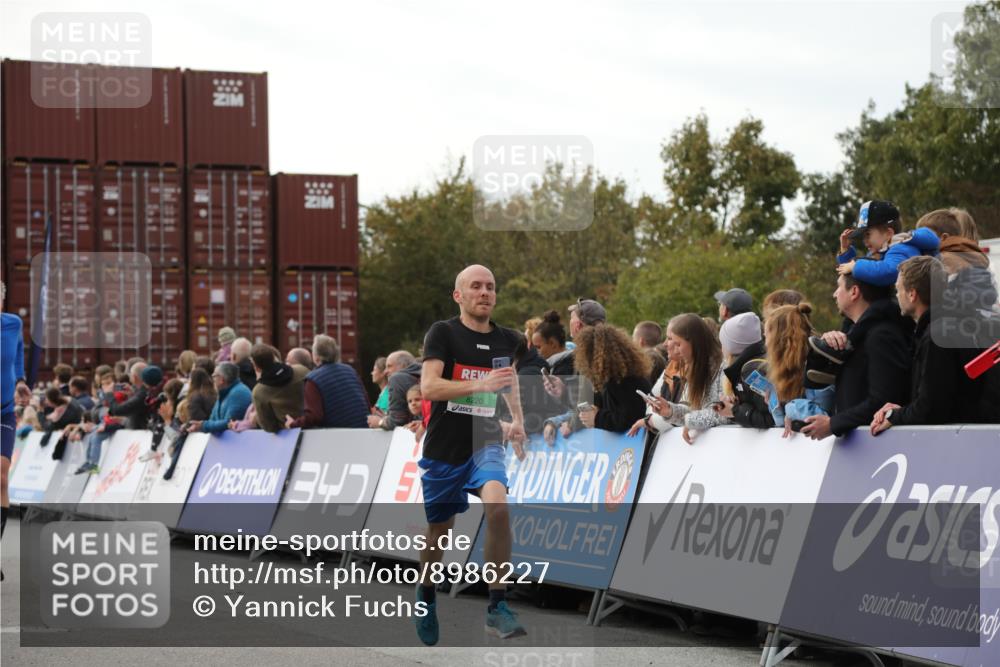 03.10.2025 - Köhlbrandbrückenlauf Yannick Fuchs http://msf.ph/oto/8986227 03.10.2025 16:11:06 Ziel 7291, 7363, 8059, 8220, 8490, 8592, 8923, 9201, 9218, 9710, 9726 meine-sportfotos.de