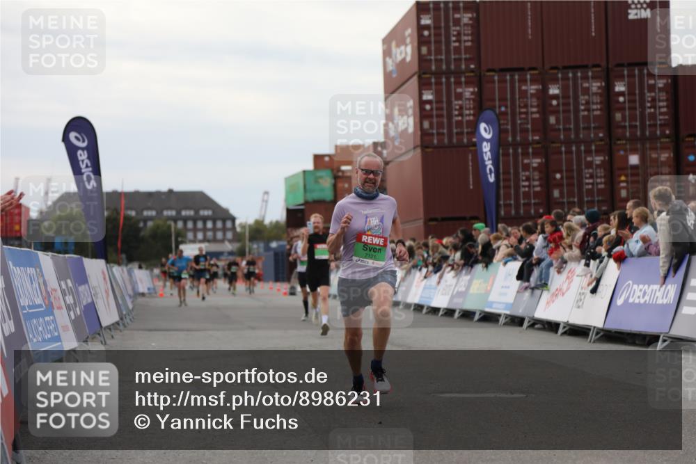 03.10.2025 - Köhlbrandbrückenlauf Yannick Fuchs http://msf.ph/oto/8986231 03.10.2025 15:58:30 Ziel 7121, 9057, 9715 meine-sportfotos.de