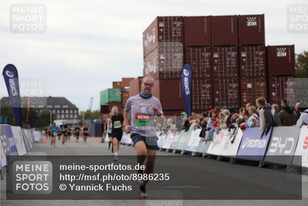 03.10.2025 - Köhlbrandbrückenlauf Yannick Fuchs http://msf.ph/oto/8986235 03.10.2025 15:58:30 Ziel 7121, 9057, 9715 meine-sportfotos.de