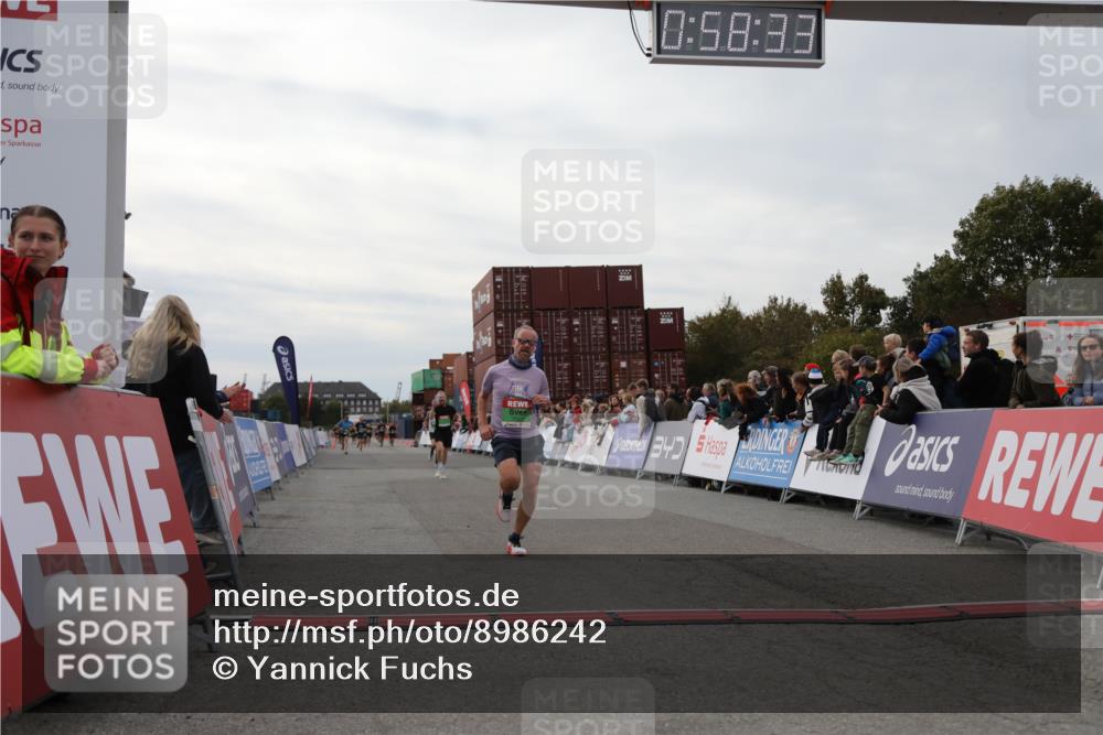 03.10.2025 - Köhlbrandbrückenlauf Yannick Fuchs http://msf.ph/oto/8986242 03.10.2025 15:58:31 Ziel 7121, 9057, 9715 meine-sportfotos.de