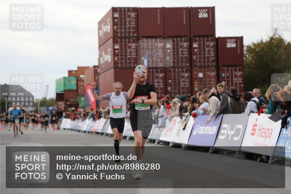03.10.2025 - Köhlbrandbrückenlauf Yannick Fuchs http://msf.ph/oto/8986280 03.10.2025 15:58:34 Ziel 7121, 9057, 9715 meine-sportfotos.de