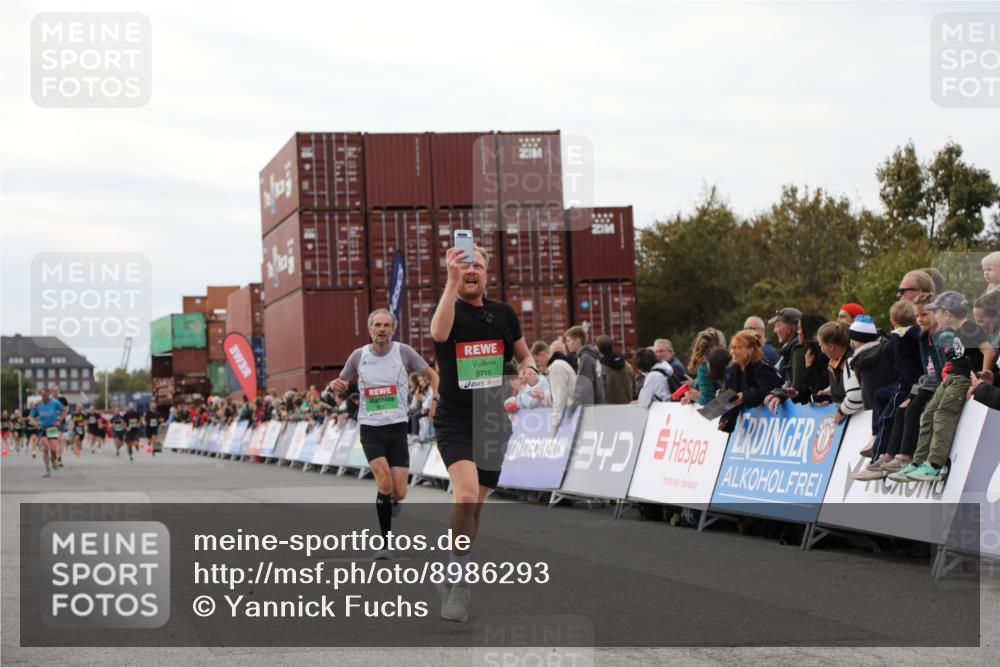 03.10.2025 - Köhlbrandbrückenlauf Yannick Fuchs http://msf.ph/oto/8986293 03.10.2025 15:58:34 Ziel 7121, 9057, 9715 meine-sportfotos.de