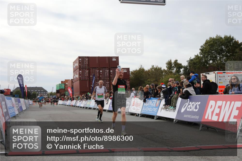 03.10.2025 - Köhlbrandbrückenlauf Yannick Fuchs http://msf.ph/oto/8986300 03.10.2025 15:58:35 Ziel 7121, 9057, 9715 meine-sportfotos.de
