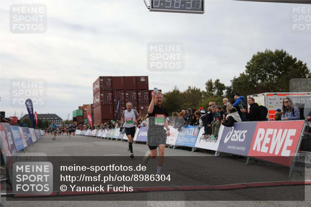 03.10.2025 - Köhlbrandbrückenlauf Yannick Fuchs http://msf.ph/oto/8986304 03.10.2025 15:58:35 Ziel 7121, 9057, 9715 meine-sportfotos.de
