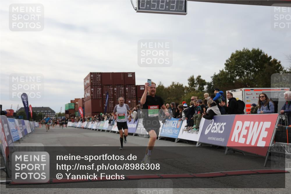 03.10.2025 - Köhlbrandbrückenlauf Yannick Fuchs http://msf.ph/oto/8986308 03.10.2025 15:58:35 Ziel 7121, 9057, 9715 meine-sportfotos.de