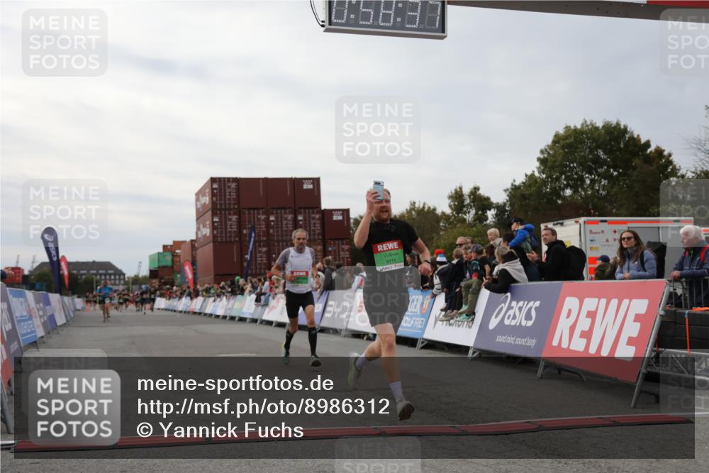 03.10.2025 - Köhlbrandbrückenlauf Yannick Fuchs http://msf.ph/oto/8986312 03.10.2025 15:58:35 Ziel 7121, 9057, 9715 meine-sportfotos.de