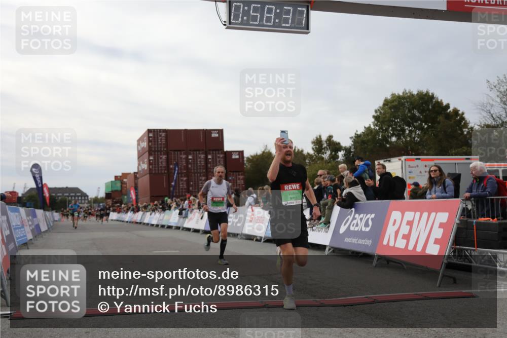 03.10.2025 - Köhlbrandbrückenlauf Yannick Fuchs http://msf.ph/oto/8986315 03.10.2025 15:58:35 Ziel 7121, 9057, 9715 meine-sportfotos.de