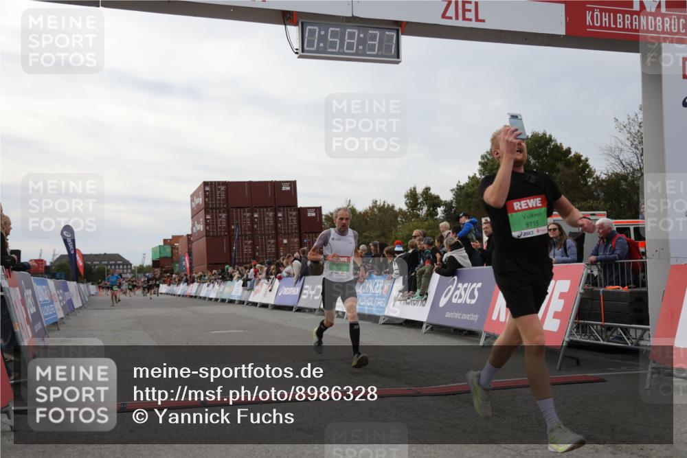 03.10.2025 - Köhlbrandbrückenlauf Yannick Fuchs http://msf.ph/oto/8986328 03.10.2025 15:58:36 Ziel 7176, 9057, 9715 meine-sportfotos.de