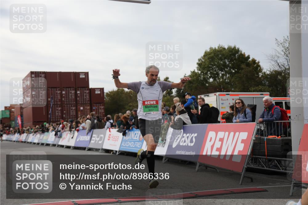03.10.2025 - Köhlbrandbrückenlauf Yannick Fuchs http://msf.ph/oto/8986336 03.10.2025 15:58:36 Ziel 7176, 9057, 9715 meine-sportfotos.de