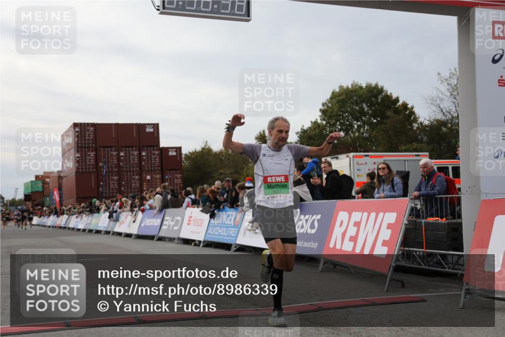 03.10.2025 - Köhlbrandbrückenlauf Yannick Fuchs http://msf.ph/oto/8986339 03.10.2025 15:58:36 Ziel 7176, 9057, 9715 meine-sportfotos.de