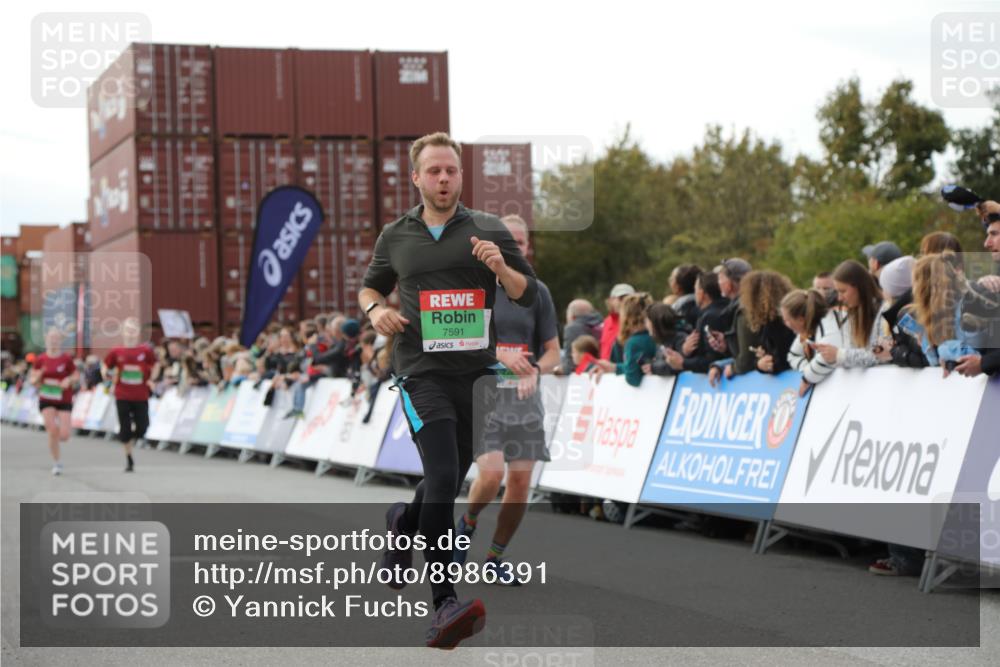 03.10.2025 - Köhlbrandbrückenlauf Yannick Fuchs http://msf.ph/oto/8986391 03.10.2025 16:11:15 Ziel 7291, 7515, 7591, 9067, 9068, 9218, 9597, 9726 meine-sportfotos.de