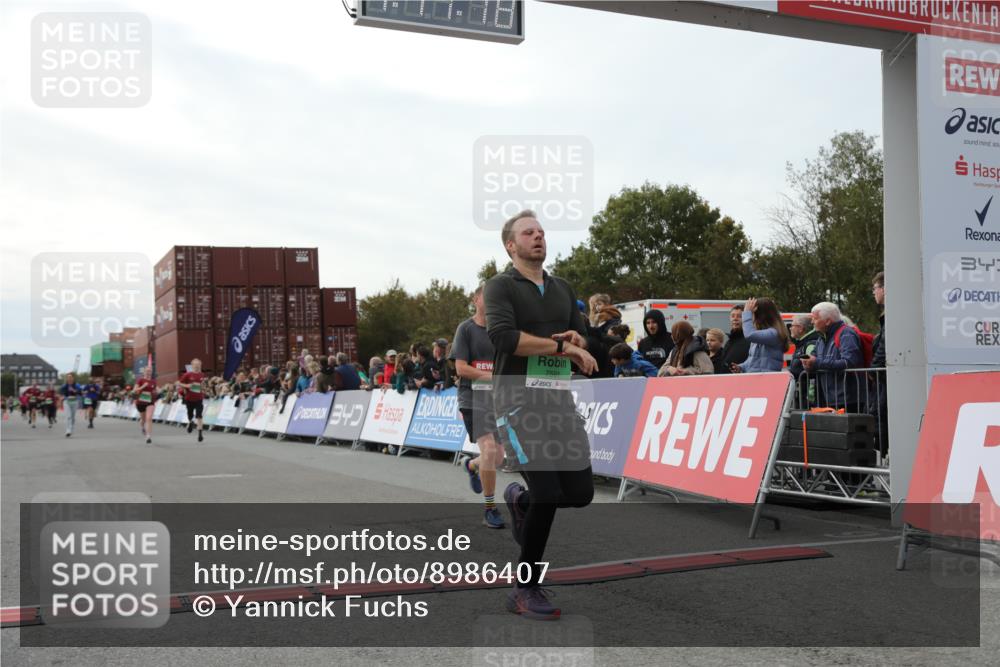 03.10.2025 - Köhlbrandbrückenlauf Yannick Fuchs http://msf.ph/oto/8986407 03.10.2025 16:11:16 Ziel 7291, 7515, 7591, 9067, 9068, 9597, 9726 meine-sportfotos.de